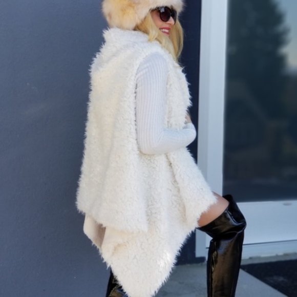 Snowy Splender Faux Fur Vest - Cream - Picture 3 of 4